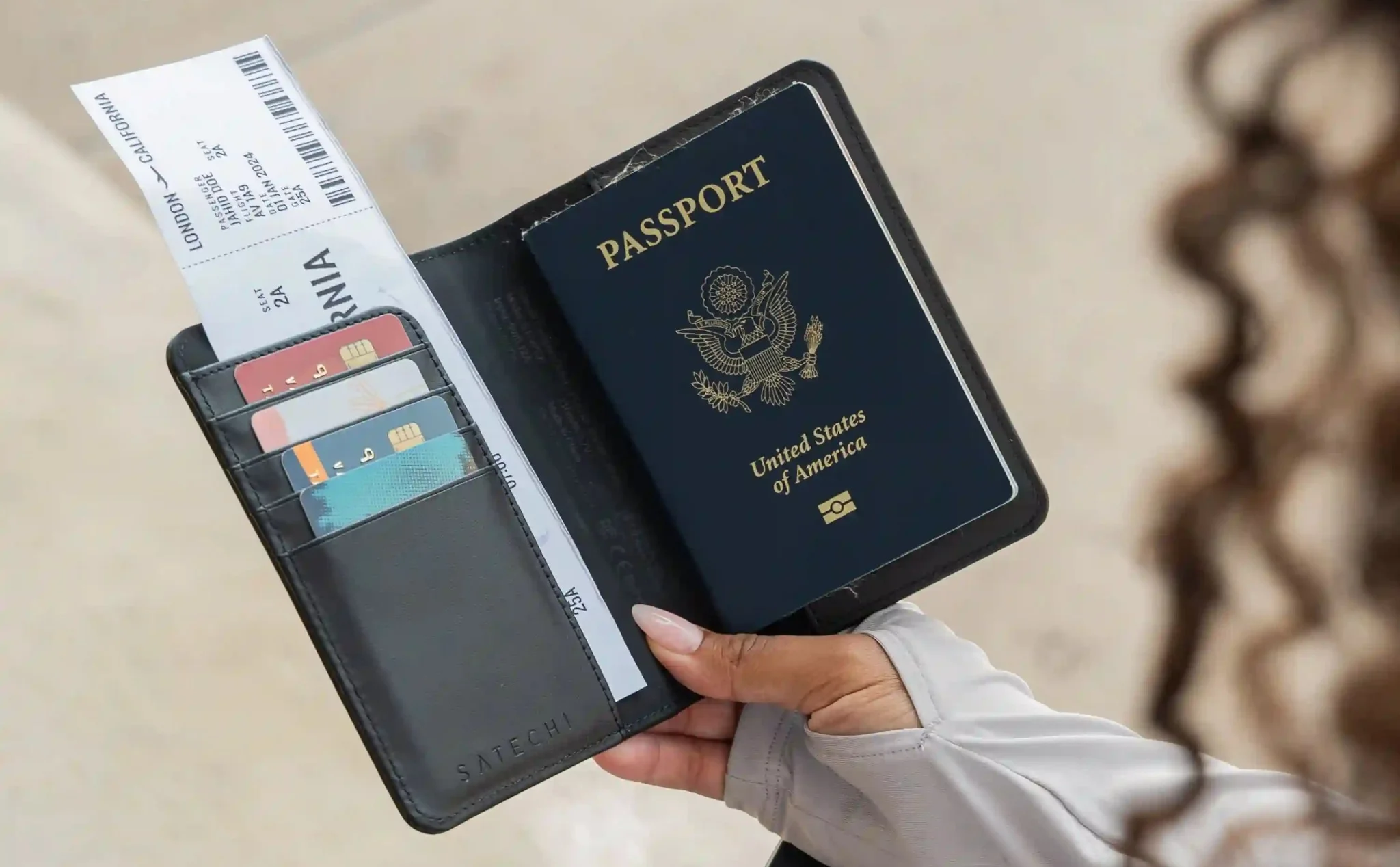 Satechi ra mắt ví da Passport tích hợp Appel Find My, có cả sạc không dây và âm báo